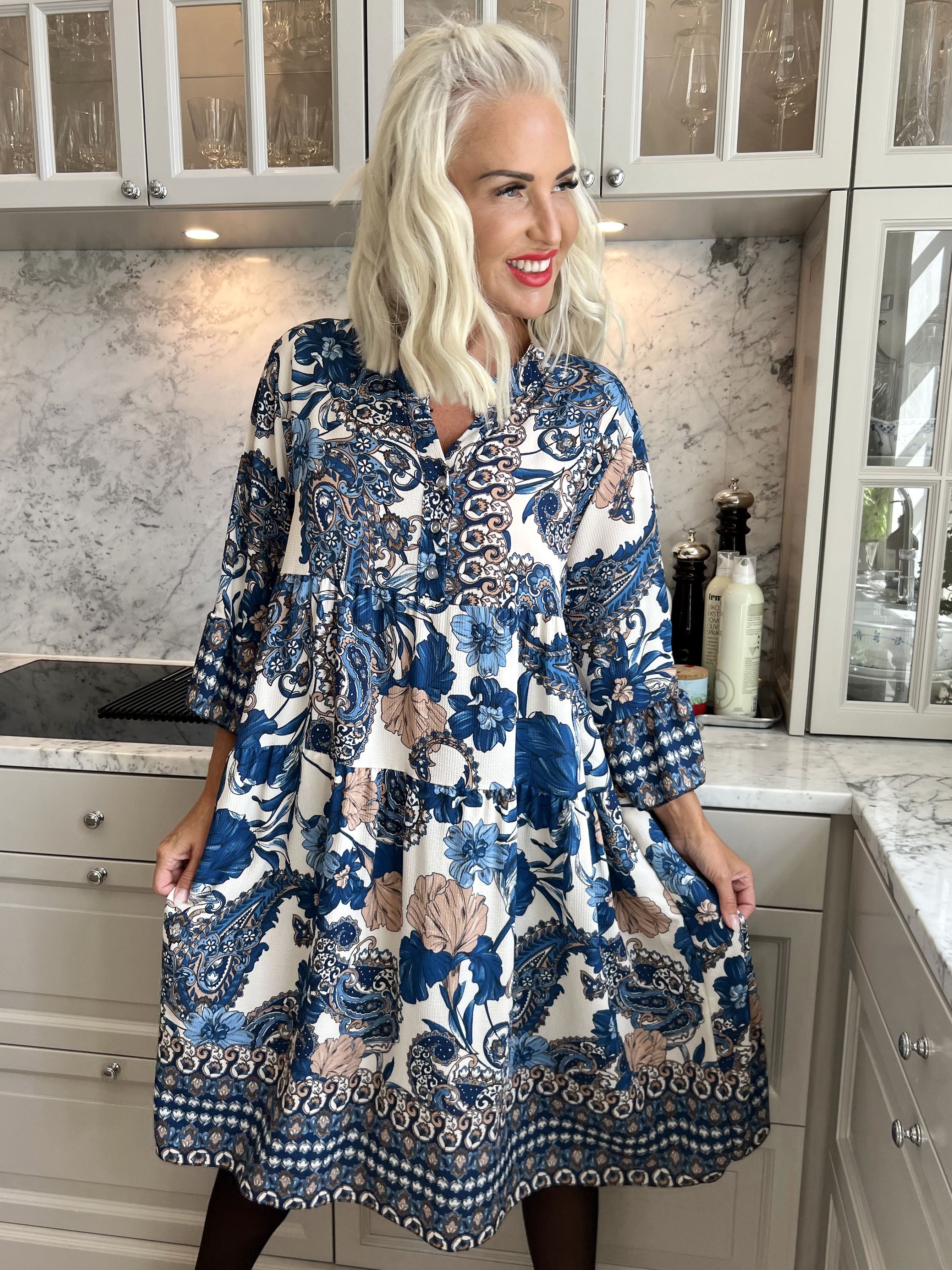 Mie - Mönstrad klänning med knappar på bröstet